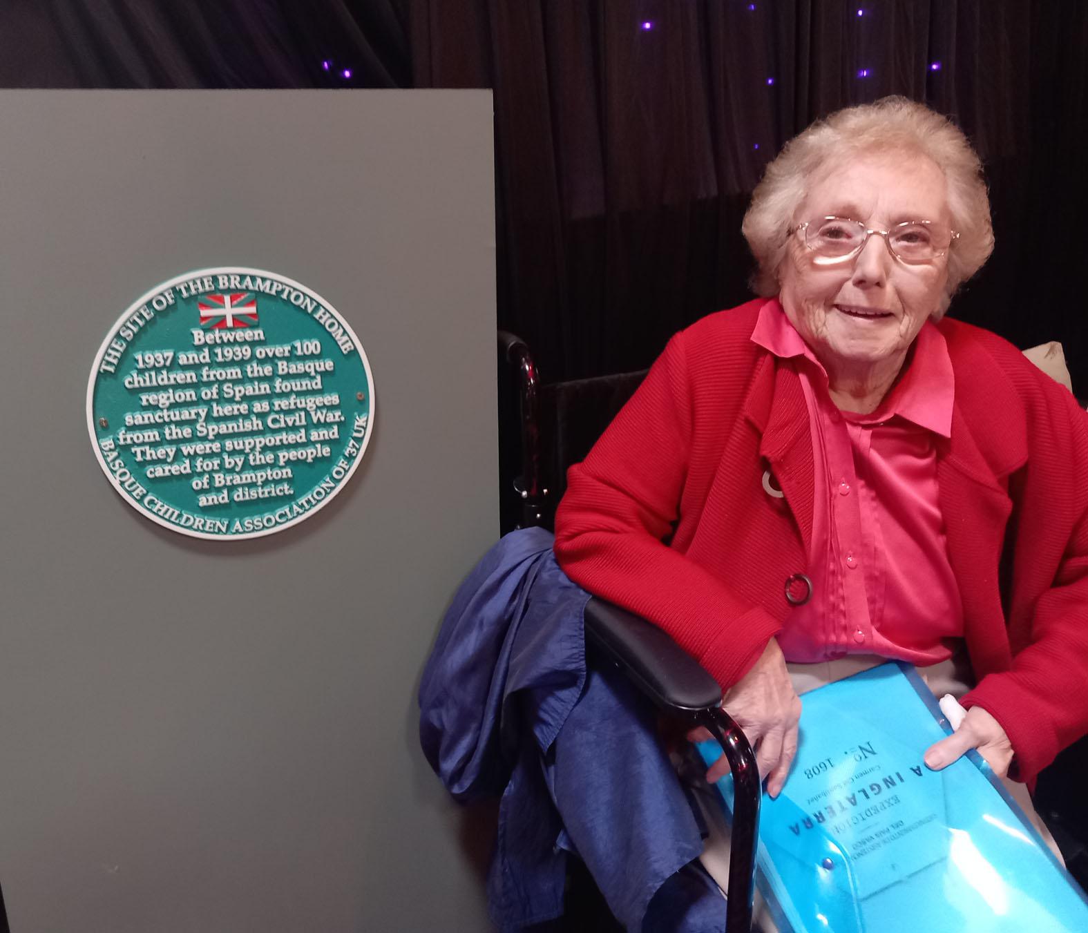 Carmen with the plaque